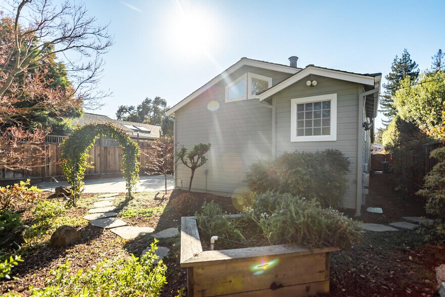 Building Photo - 732 Laurel Ave