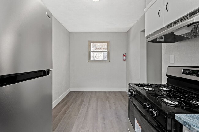 Building Photo - BLACK FRIDAY DEAL! SCORE 50% OFF 1ST MONTH'S RENT IF SIGNED BY NOV. 28! Fresh 2 bedroom home in M...