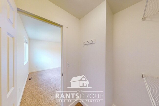 Building Photo - Modern Open-Concept Home with Fenced Backy...