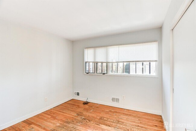 Building Photo - 167 N Main St