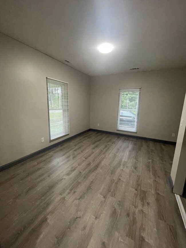 Building Photo - Newly Fully Renovated 3 bedroom 2 bath hom...