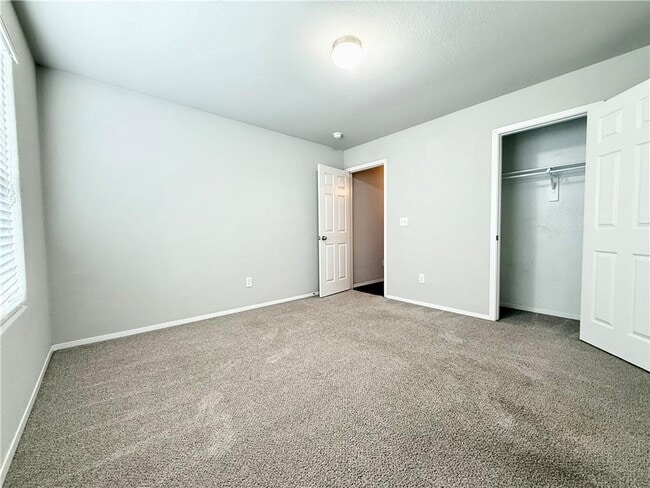 Building Photo - 868 NW Evans Cir