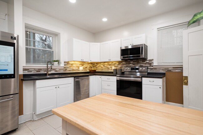 Building Photo - 215 E Mitchell Ave