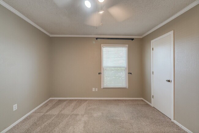Building Photo - Spacious 3 bed 2 bath with Large Bonus Room!!