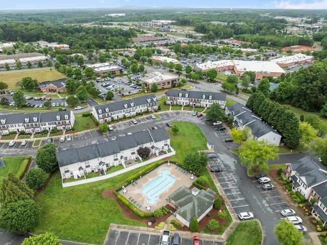 Building Photo - Your Perfect Townhome Is Here!