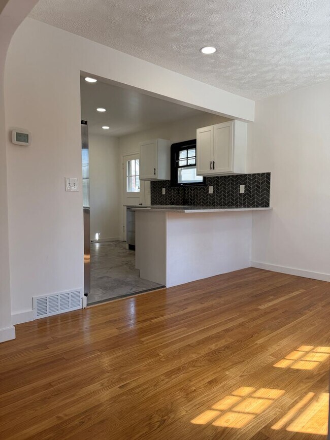 Building Photo - 5 Bedroom 3 Bathroom Southhill Home for Rent