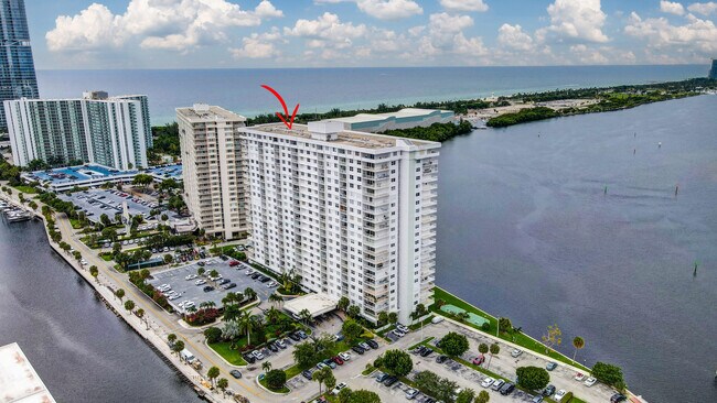 Building Photo - 500 Bayview Dr
