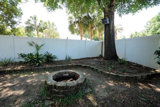 Building Photo - Silver Oaks Community