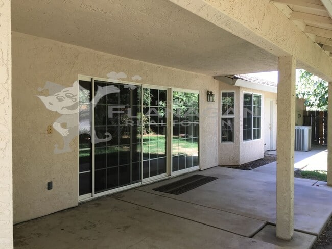 Building Photo - Large 4 Bedroom/ 2  Bathroom home