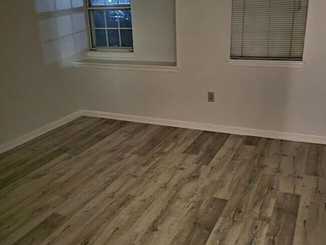 Building Photo - Remodeled Seven Oaks Condo