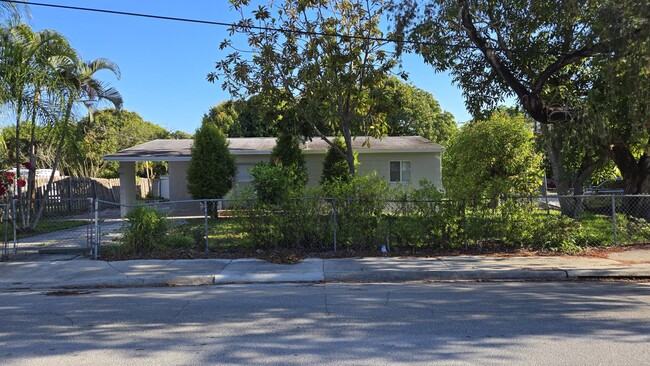 Primary Photo - 2102 Delaware Ave
