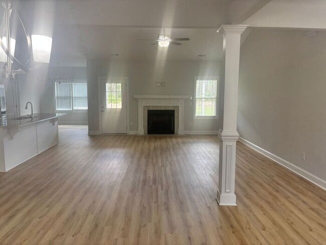 Building Photo - 3-bedroom 3 bath