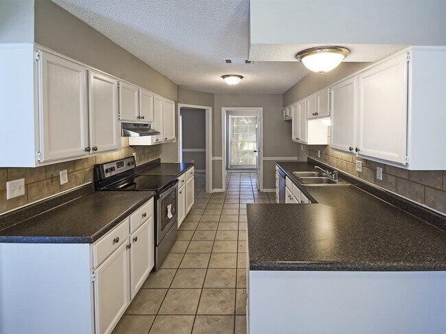 Building Photo - Pretty 4 bed, 2.5 bath home with wonderful...