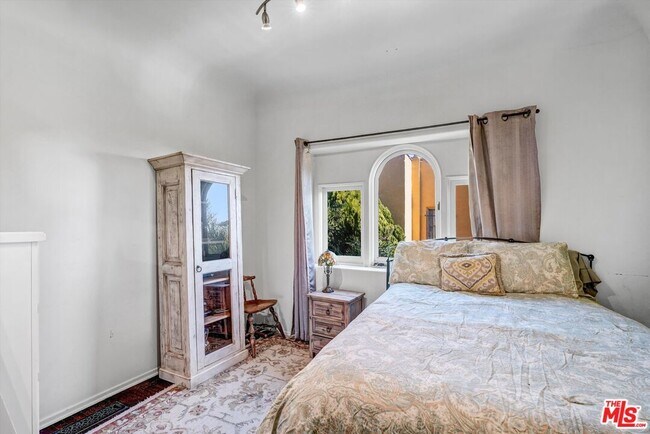 Building Photo - 212 3rd Ave