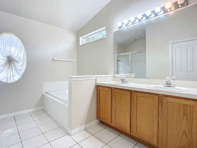 Building Photo - 374 Pine Springs Dr