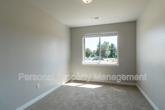 Building Photo - 8711 NE 43rd Pl