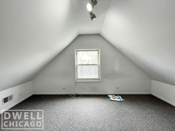 Building Photo - 3631 N Hermitage Ave