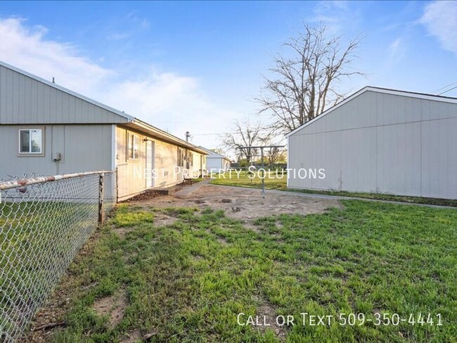 Building Photo - 1211 Vandenburg Ave