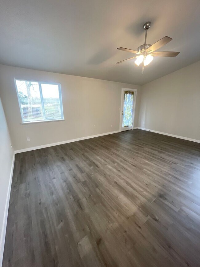 Building Photo - **MOVE IN SPECIAL**  Must See Updated 3 Bedroom with Large Yard!