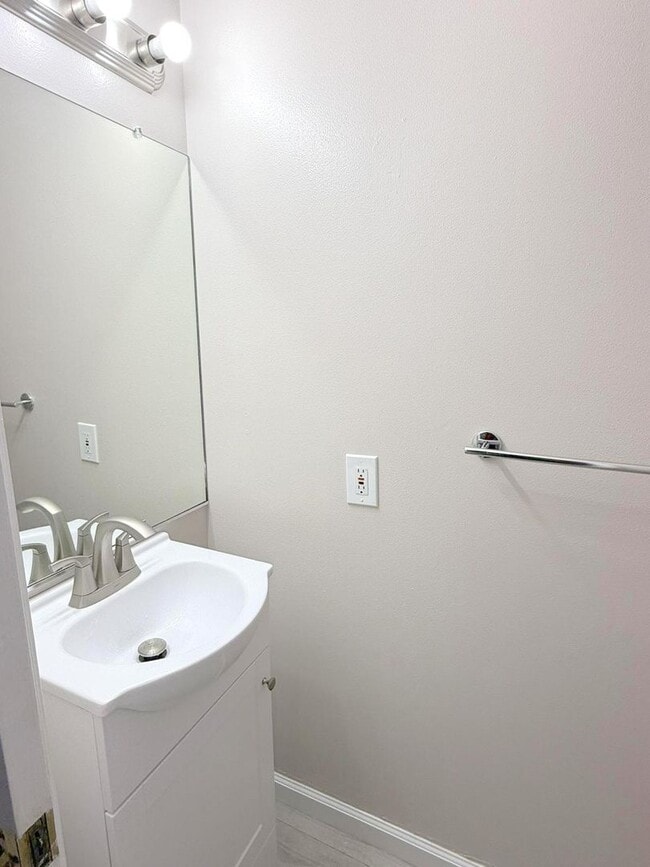 Building Photo - Excellent Location! Near BART, Downtown! Main Chance Estates Townhouse