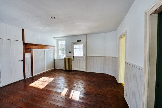 Building Photo - Beautiful 4 Bedroom Farm House