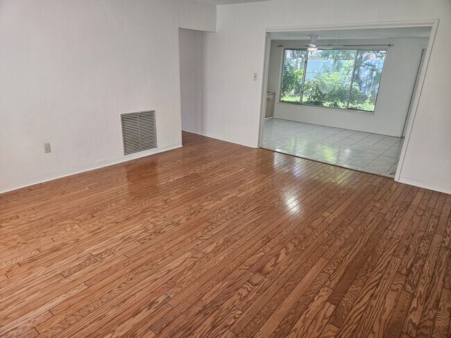 Building Photo - 1560 Robinson Dr N