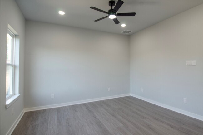 Building Photo - 2832 Mansfield St