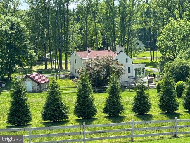 Building Photo - 553 Worthington Rd