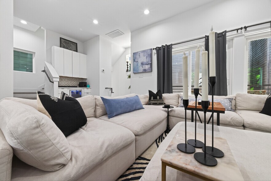 Living Area - 523 Schweikhardt St
