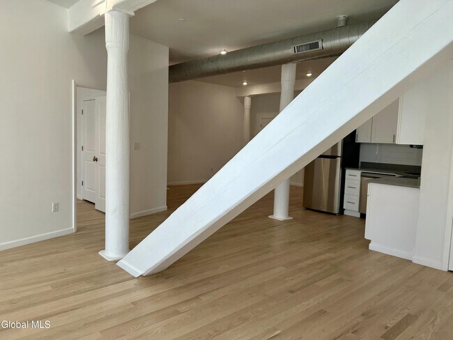 Building Photo - 155 River St