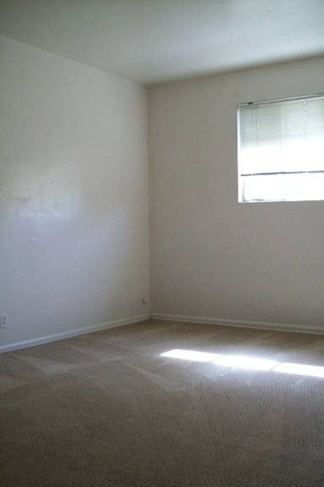Building Photo - 3 Bedroom in Hudson Park off Cedar
