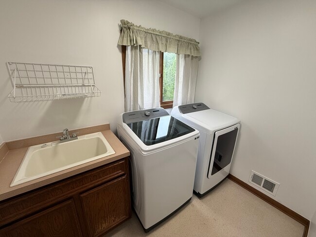 Building Photo - 2915 Chippewa Dr