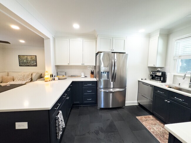 Building Photo - 5415 Larchmont Ave