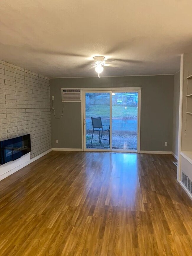 Building Photo - ~ FALL FEELS (And DEALS!) ~ 2 Bedroom, 1 bathroom West Side Apartment For Rent