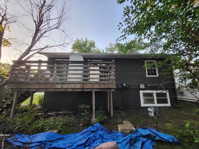 Building Photo - 605 E Maple St