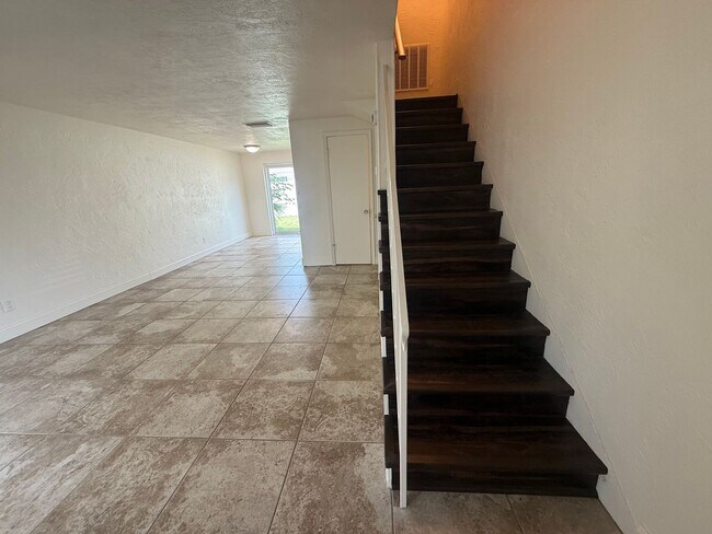 Building Photo - Inviting 2-bedroom, 1.5-bath home in South Daytona