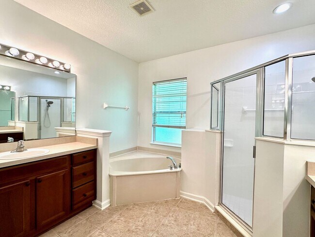 Building Photo - North Hampton! Amenities Galore! 4 Bed, 3 Bath!