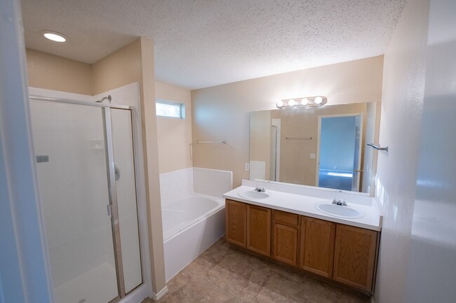 Building Photo - Spacious home over 1800 sqft!