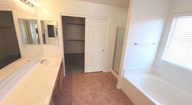 Building Photo - 5 Bedroom Home