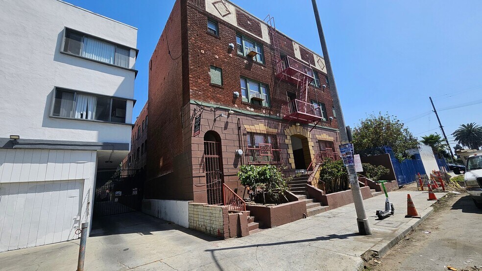 Building Photo - 844 S Westlake Ave