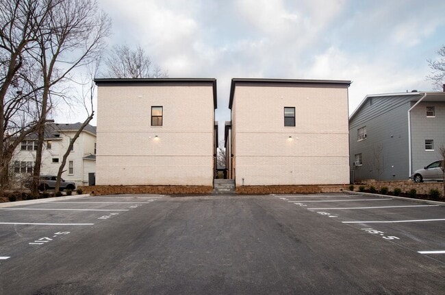 Building Photo - 117 N School Ave