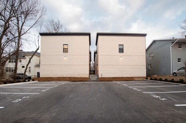 Building Photo - Sleek & Charming Newly Constructed Townhouse in Downtown Fayetteville!