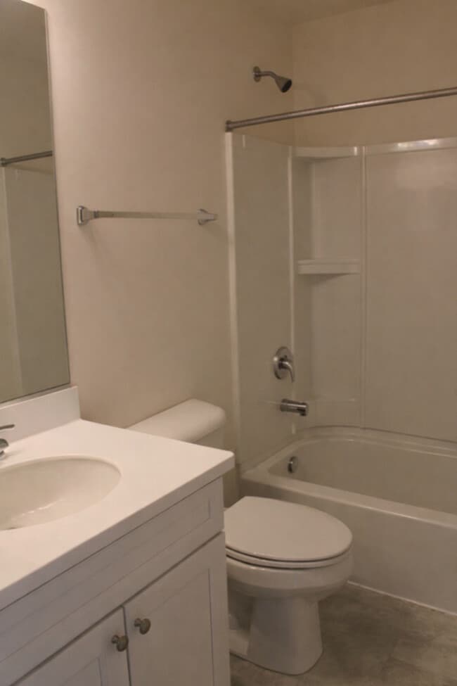 Building Photo - 7106 Country Club Hills Dr