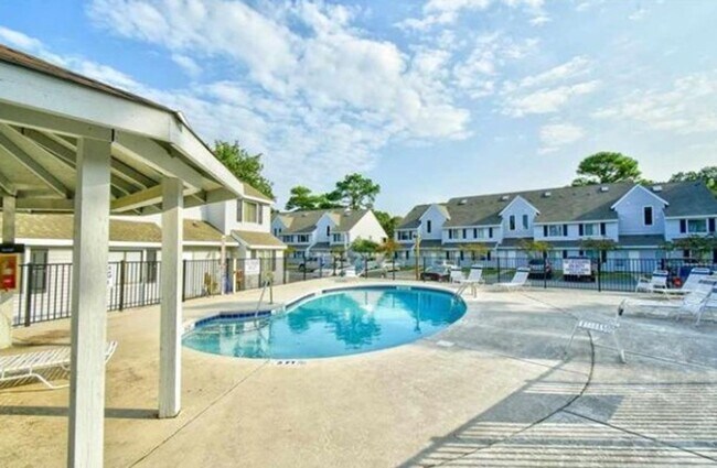 Building Photo - 500 Fairway Village Dr