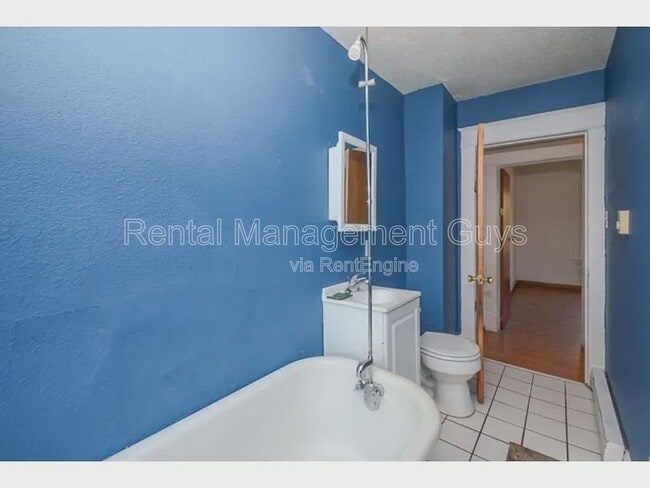 Building Photo - 650 Central Ave W