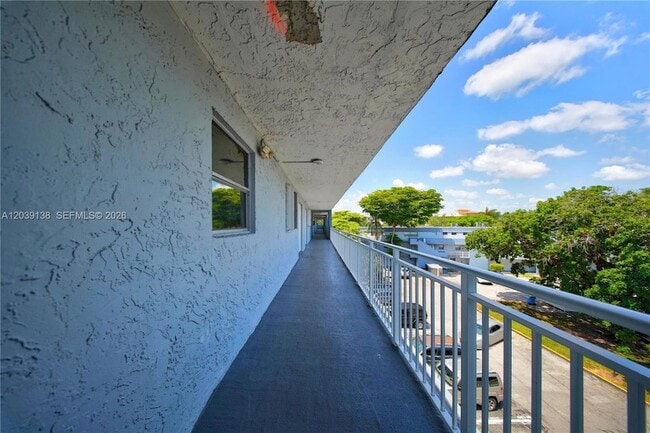 Building Photo - 9351 Fontainebleau Blvd