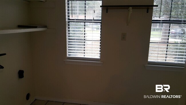Building Photo - 103 Rainer Cir