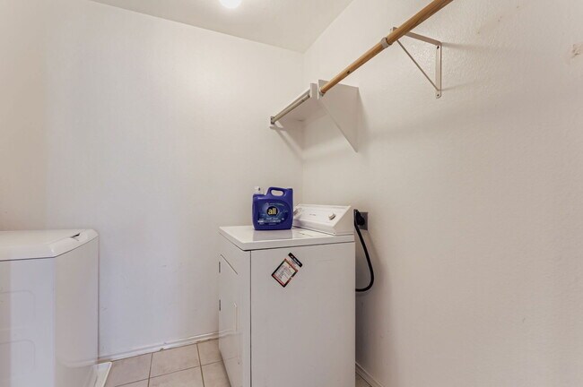 Building Photo - 924 Melted Candle Cove