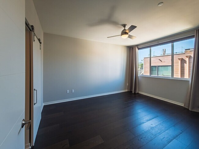 Building Photo - Luxury Townhome Centrally Located in Silver Lake!