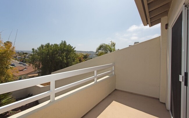 Building Photo - Gorgeous Townhome in Laguna Del Mar Community!